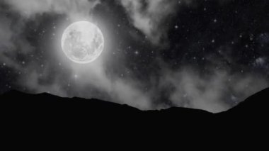 Gece gökyüzünde dağların manzarasıyla yıldızların hareketi