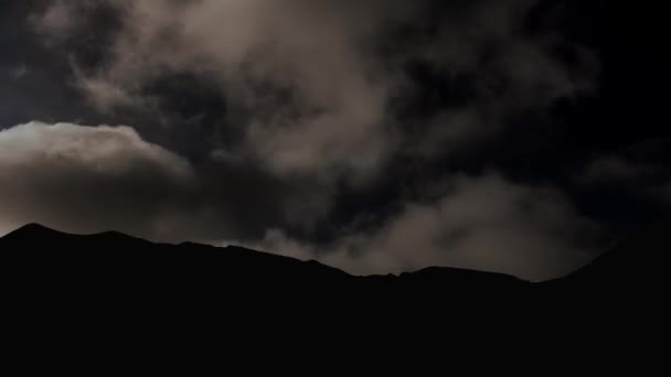 山を眺めながら夜空に輝く星の動き — ストック動画