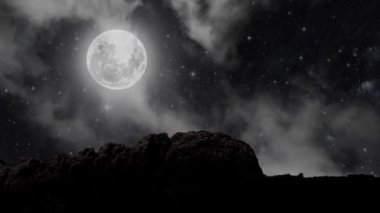 Gece gökyüzünde dağların manzarasıyla yıldızların hareketi