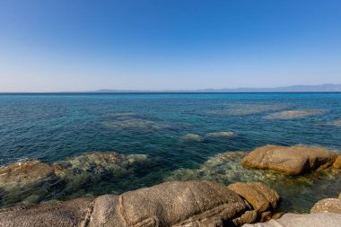 Dağlardaki mavi şeffaf deniz