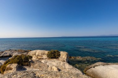 Dağlardaki mavi şeffaf deniz