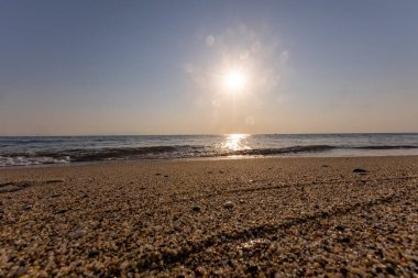 Deniz sahilinde gün batımı