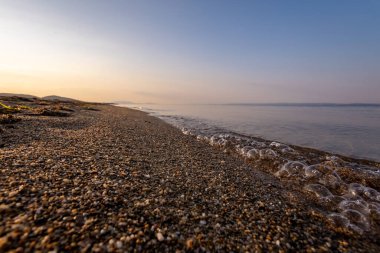 Deniz sahilinde gün batımı