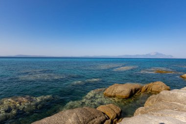 Dağlardaki mavi şeffaf deniz