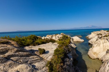 Dağlardaki mavi şeffaf deniz