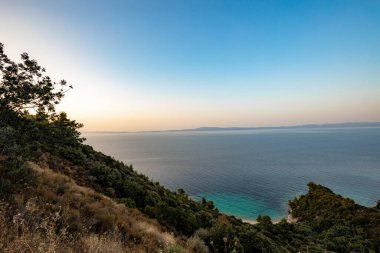 Deniz sahilinde gün batımı