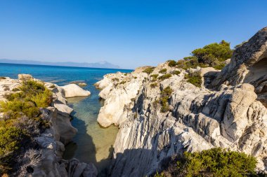 Dağlardaki mavi şeffaf deniz