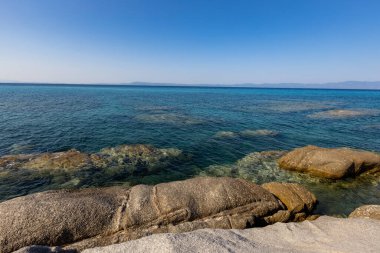 Dağlardaki mavi şeffaf deniz