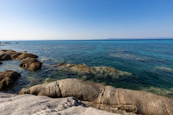 Dağlardaki mavi şeffaf deniz