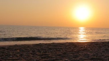 Dağlardaki mavi şeffaf deniz