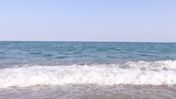Голубое Прозрачное Море Горах — стоковое видео