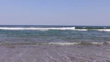 Gece denizi, dağların manzarası ve yıldızlı gökyüzü