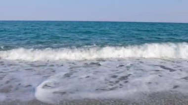 Gece denizi, dağların manzarası ve yıldızlı gökyüzü. Yüksek kalite 4k görüntü