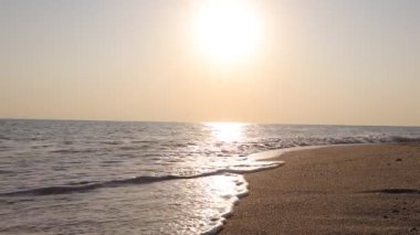 Deniz sahilinde gün batımı 