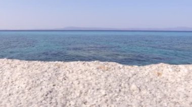 Dağlardaki mavi şeffaf deniz