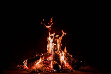 Geceleri yanan odunlu şömine.