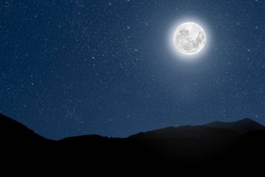 Noel yıldızı Beytüllahim dağlarının üzerinde gece parlıyor.