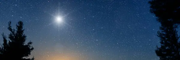 Gwiazda Bożego Narodzenia Świeci Nocą Nad Górami Betlejem — Zdjęcie stockowe
