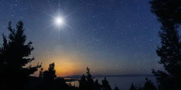 Gwiazda Bożego Narodzenia Świeci Nocą Nad Górami Betlejem — Zdjęcie stockowe