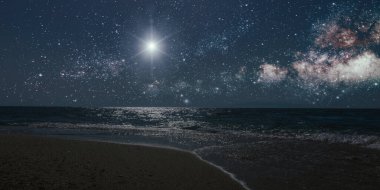 Beytüllahim dağlarının üzerinde gece parlayan bir Noel yıldızı.