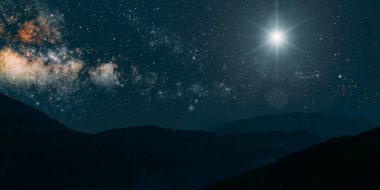 Noel yıldızı Beytüllahim dağlarının üzerinde gece parlıyor.