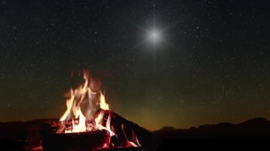Yıldızlar gece gökyüzünde parıldıyor Noel tatilinde denizin üzerinde