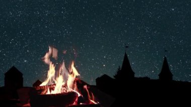 Yıldızlar gece gökyüzünde parıldıyor Noel tatilinde denizin üzerinde