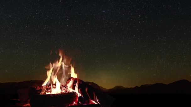 Geceleyin Parlak Yıldızlı Bir Şenlik Ateşi Dağların Denizin Arka Planında — Stok video