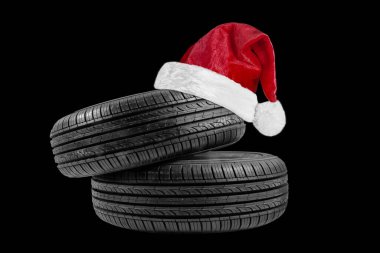 Siyah arka planda Noel Baba şapkasıyla noel nesnesi