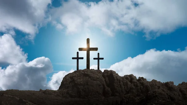 イースターデーの十字架の背景に雲が浮かぶ — ストック写真