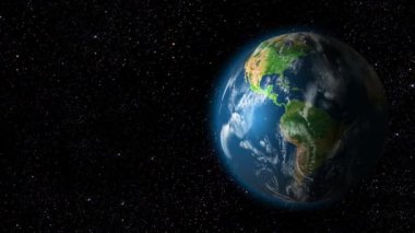 Gece gökyüzünde dağların manzarasıyla yıldızların hareketi