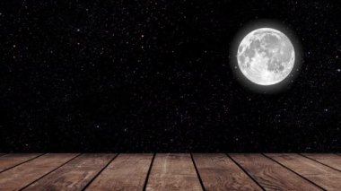 Gece gökyüzünde dağların manzarasıyla yıldızların hareketi