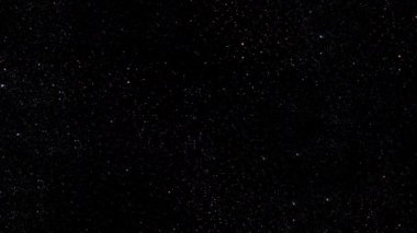  Gece gökyüzü yıldızların arkasında hareket eder