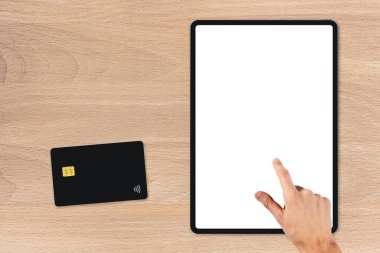 Tablet masanın üstünde.