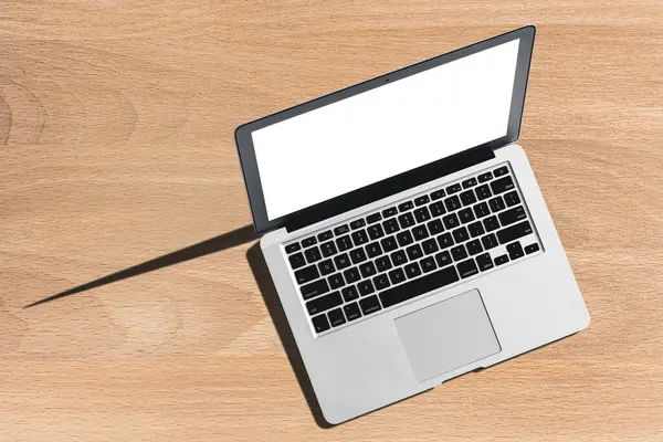 Moderner Laptop Isoliert Auf Dem Schreibtisch — Stockfoto