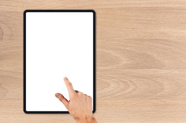 Tablet masanın üstünde.