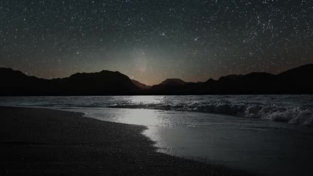 Uma Montanha Fundos Céu Noturno Com Estrelas Lua Nuvens Imagens — Vídeo de Stock