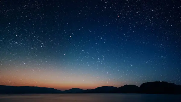 Movimento Estrelas Céu Noturno Com Vista Das Montanhas — Fotografia de Stock