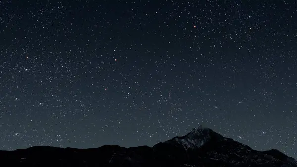 Ένα Βουνό Φόντο Νυχτερινός Ουρανός Αστέρια Και Φεγγάρι Και Σύννεφα — Φωτογραφία Αρχείου