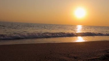 Dağlar ve yıldızlı gökyüzü manzaralı bir gece denizi. Yüksek kalite 4k görüntü