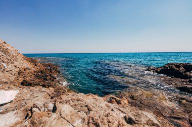 Dağlardaki mavi şeffaf deniz