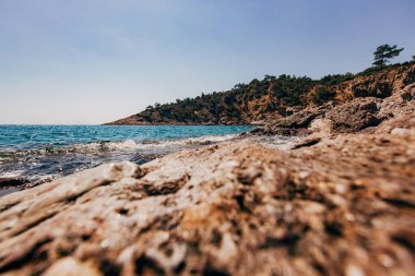 Dağlardaki mavi şeffaf deniz