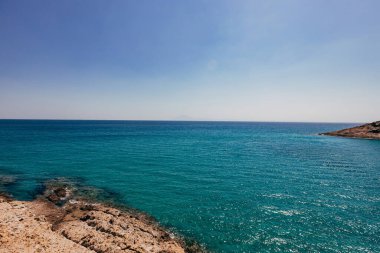 Dağlardaki mavi şeffaf deniz