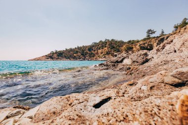 Dağlardaki mavi şeffaf deniz