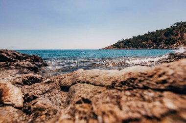 Dağlardaki mavi şeffaf deniz