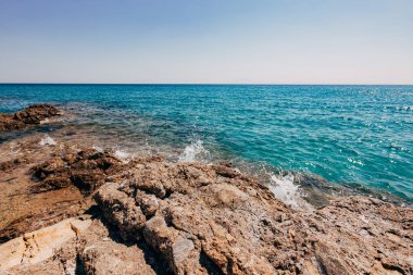 Dağlardaki mavi şeffaf deniz