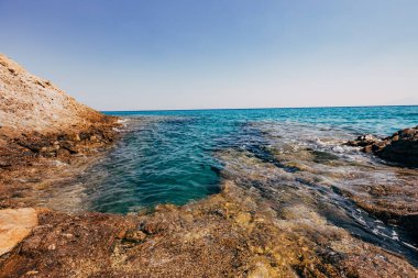 Dağlardaki mavi şeffaf deniz