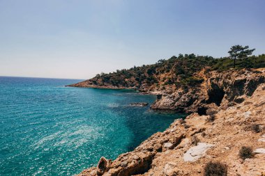 Dağlardaki mavi şeffaf deniz
