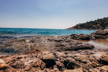 Dağlardaki mavi şeffaf deniz
