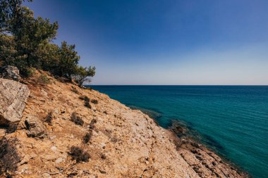 Dağlardaki mavi şeffaf deniz